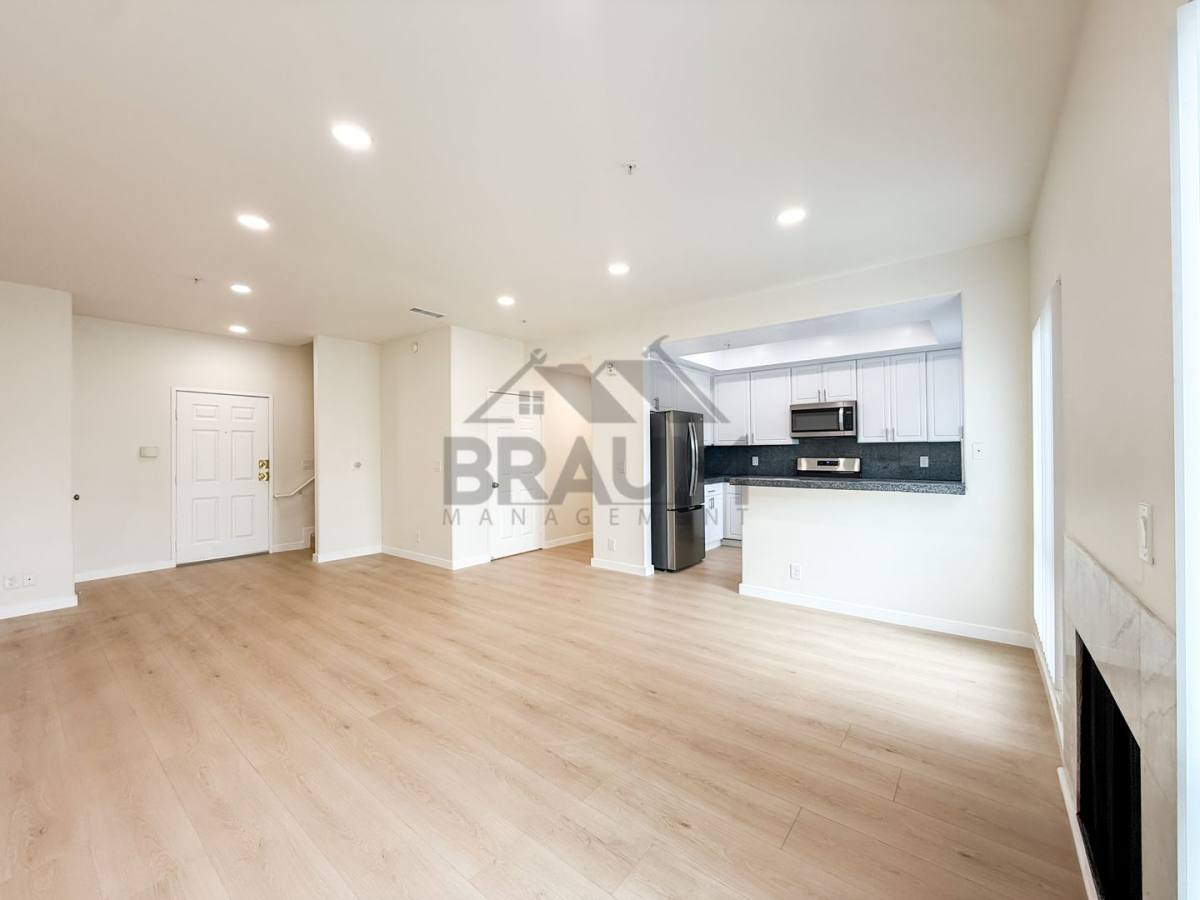 Townhouse for rent at 11035 Moorpark St, North Hollywood, CA 91602