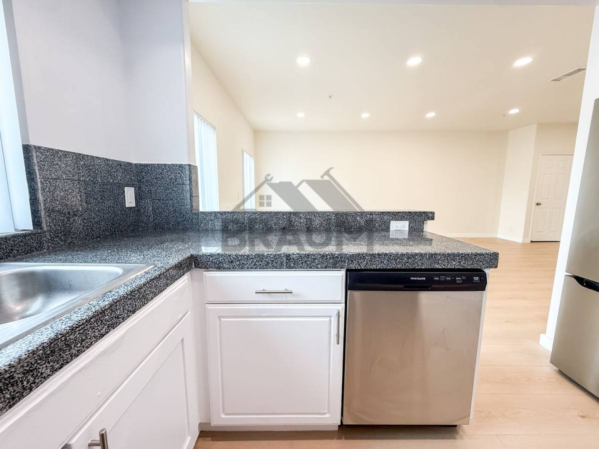 Townhouse for rent at 11035 Moorpark St, North Hollywood, CA 91602