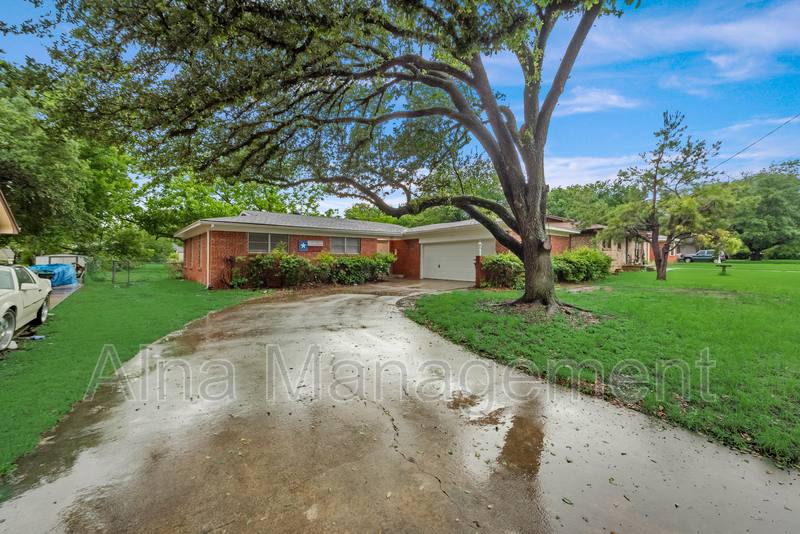 House for rent at 805 N Douglas Ave, Cleburne, TX 76033