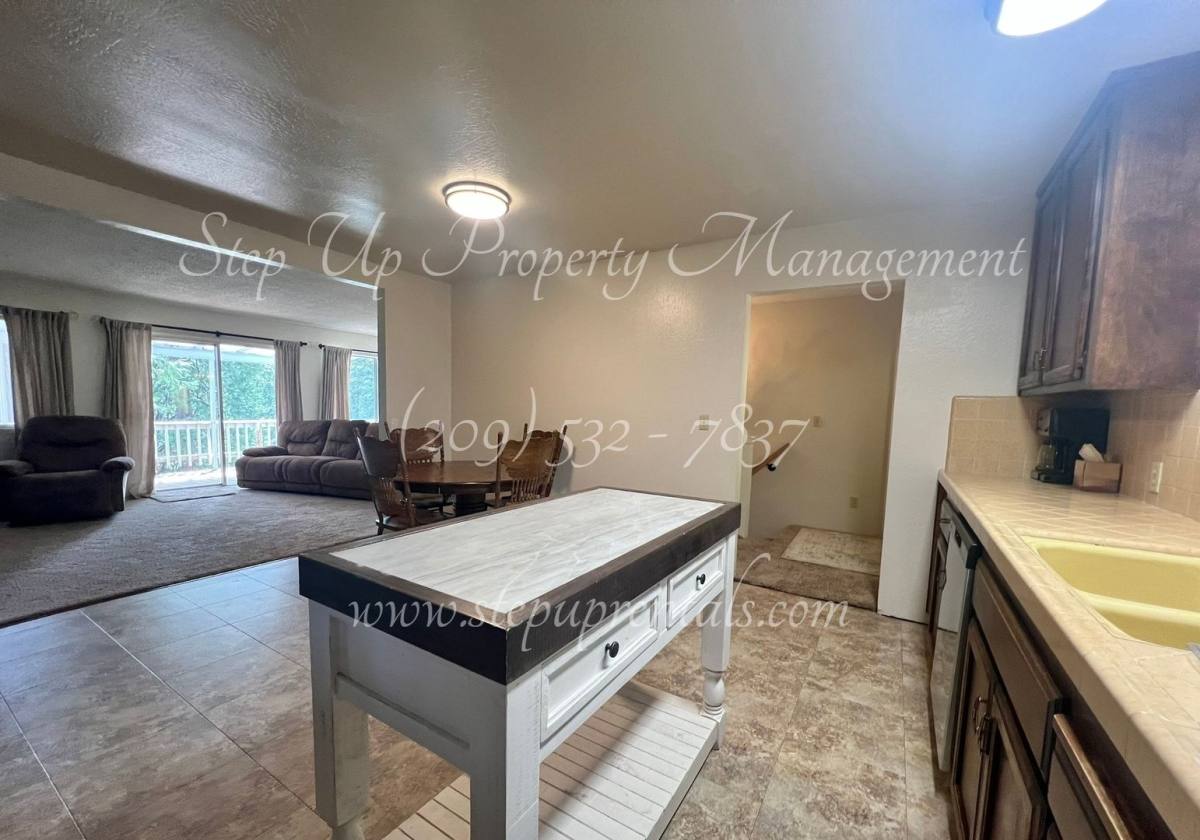 House for rent at 24030 Pine Lake Dr, Twain Harte, CA 95383