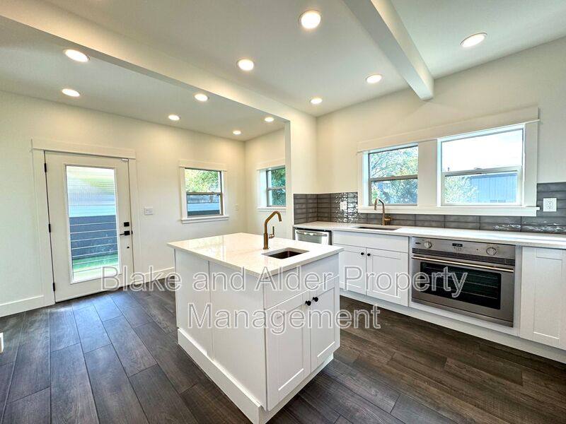 House for rent at 3556 NE Sandy Blvd, Portland, OR 97232