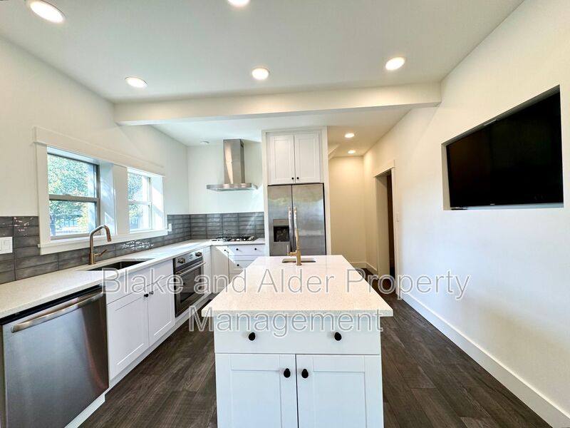 House for rent at 3556 NE Sandy Blvd, Portland, OR 97232
