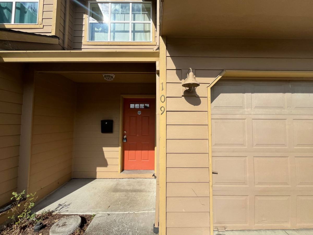 House for rent at 109 SE 84th Ave, Portland, OR 97216