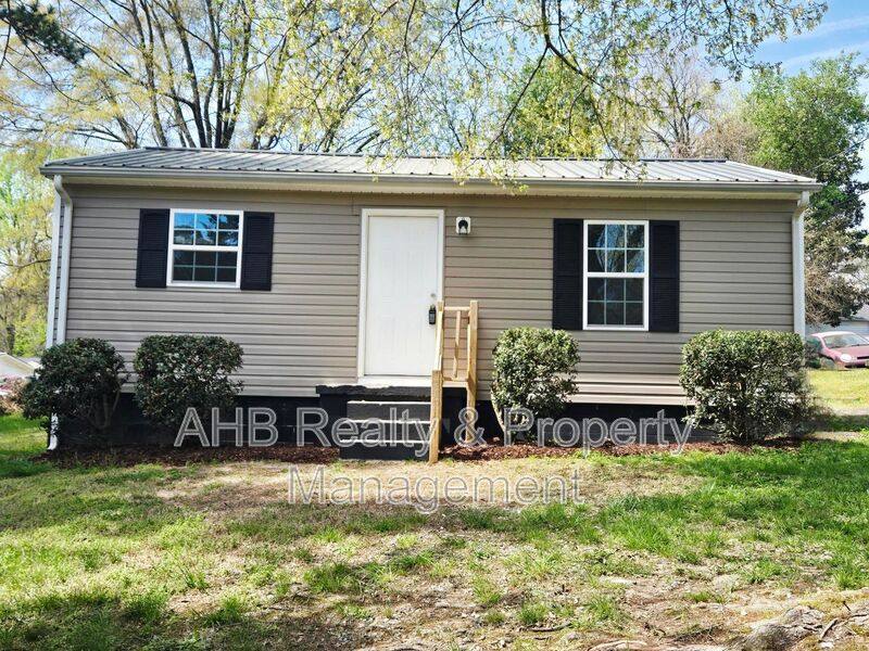 House for rent at 1000 Camden St, Burlington, NC 27217