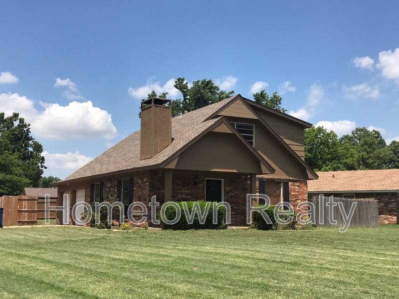 House for rent at 1013 Kelly Park Rd, Edmond, OK 73003