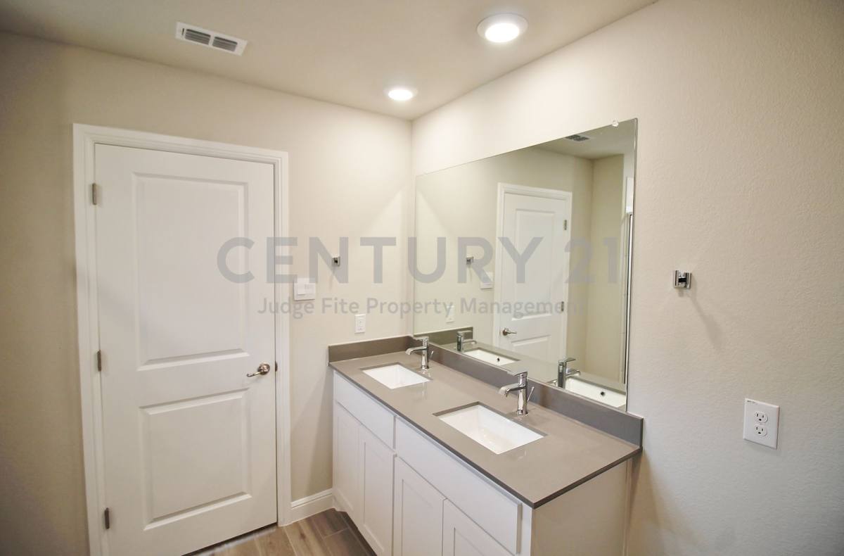 House for rent at 1449 Bennett Dr, Burleson, TX 76028