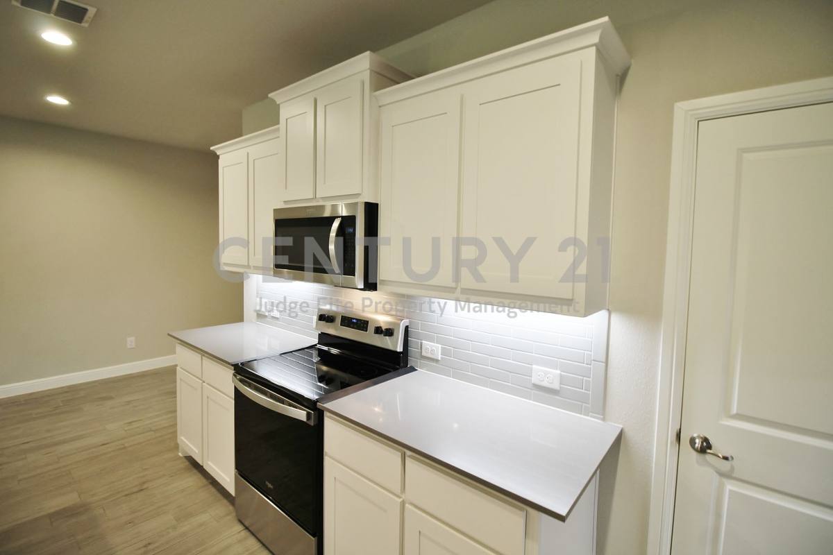 House for rent at 1449 Bennett Dr, Burleson, TX 76028