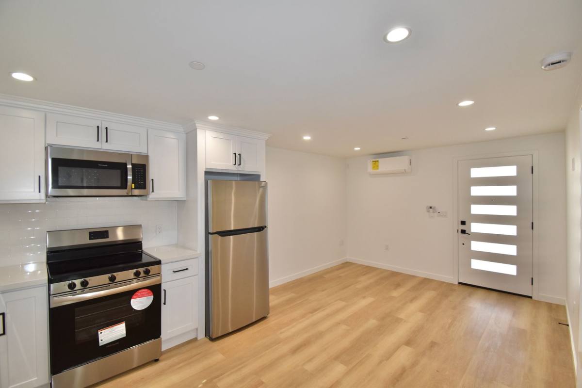 Apartment for rent at 14830 Dickens St, Sherman Oaks, CA 91403