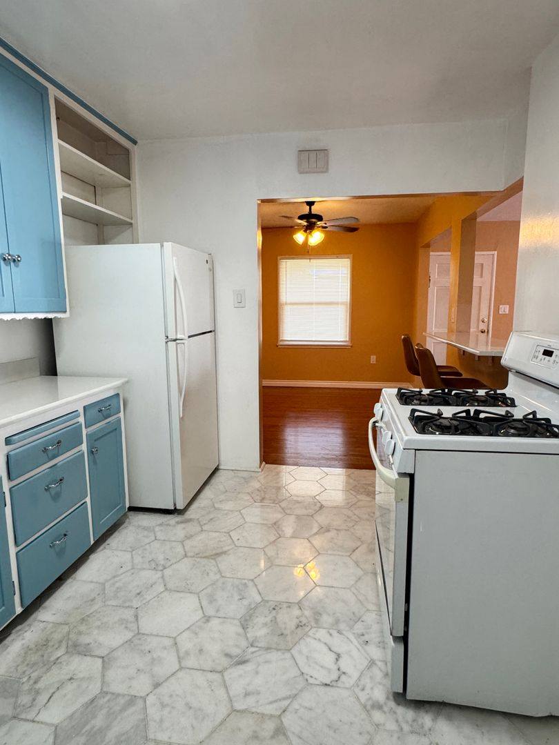 Apartment for rent at 2444 Pacific Ave, Long Beach, CA 90806