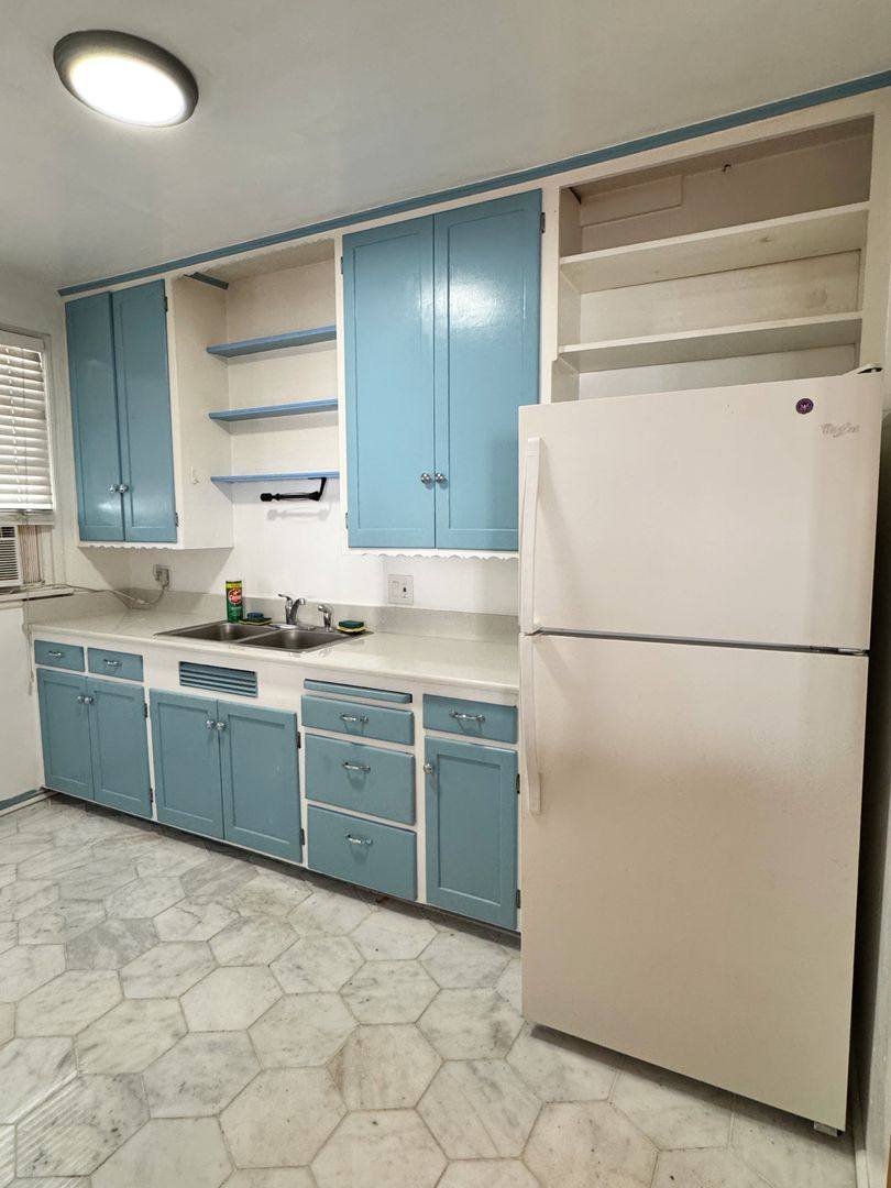 Apartment for rent at 2444 Pacific Ave, Long Beach, CA 90806