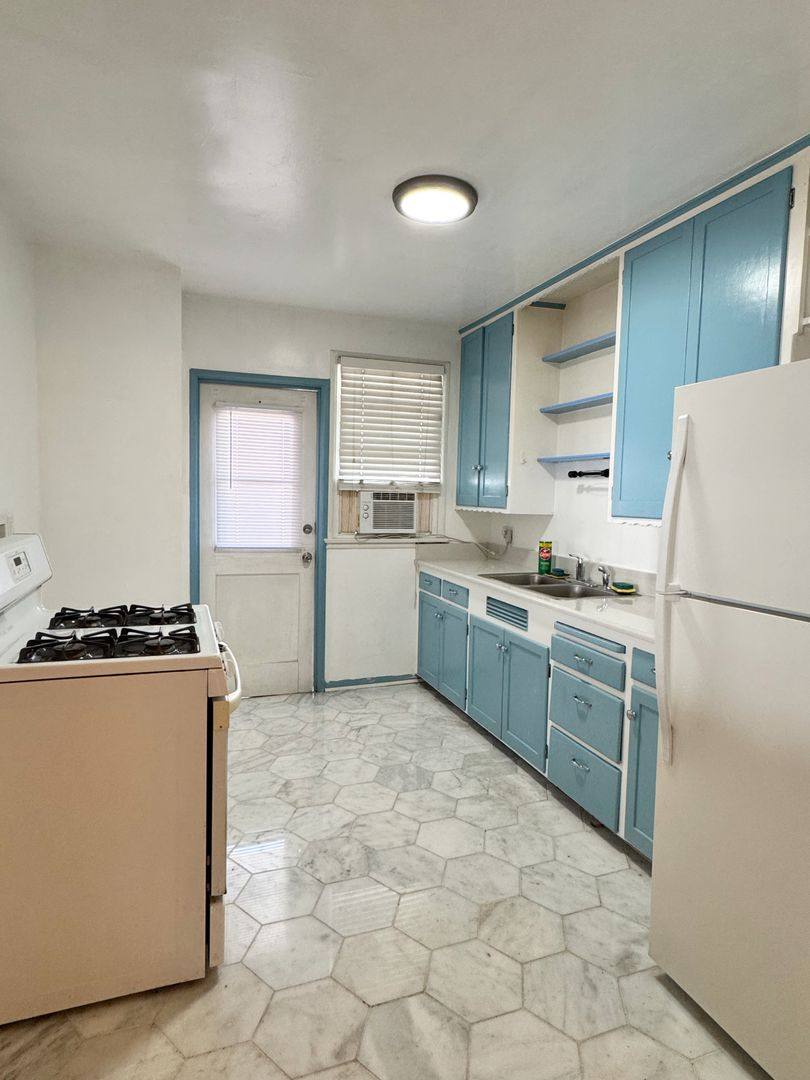 Apartment for rent at 2444 Pacific Ave, Long Beach, CA 90806