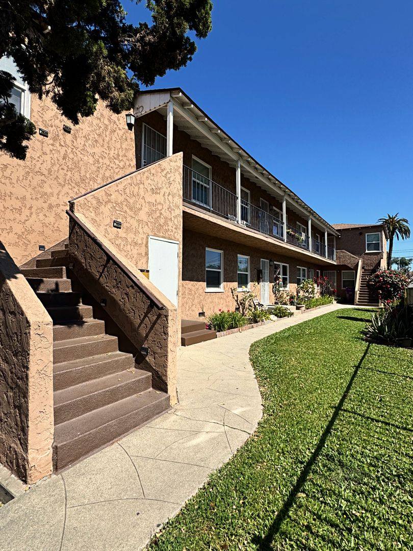 Apartment for rent at 2444 Pacific Ave, Long Beach, CA 90806