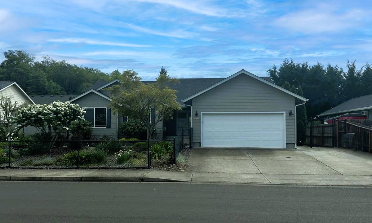 House for rent at 2409 SE Chinaberry Ave, Roseburg, OR 97470