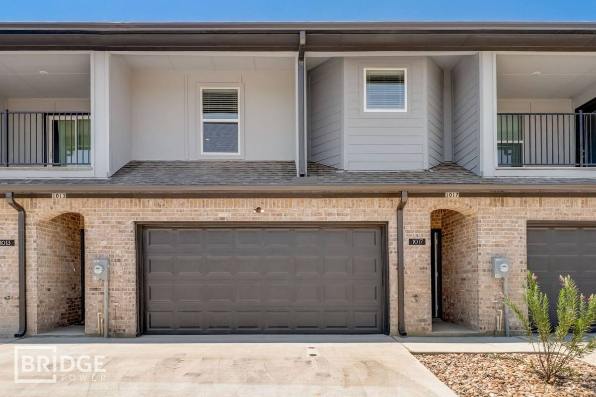 Townhouse for rent at 1016 E Golden Lane, Burleson, TX 76028