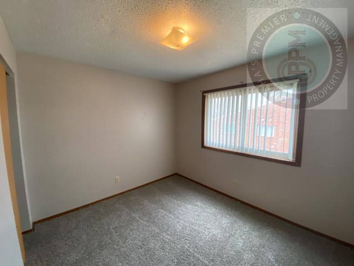 Apartment for rent at 15605 N 4th St, Bennington, NE 68007