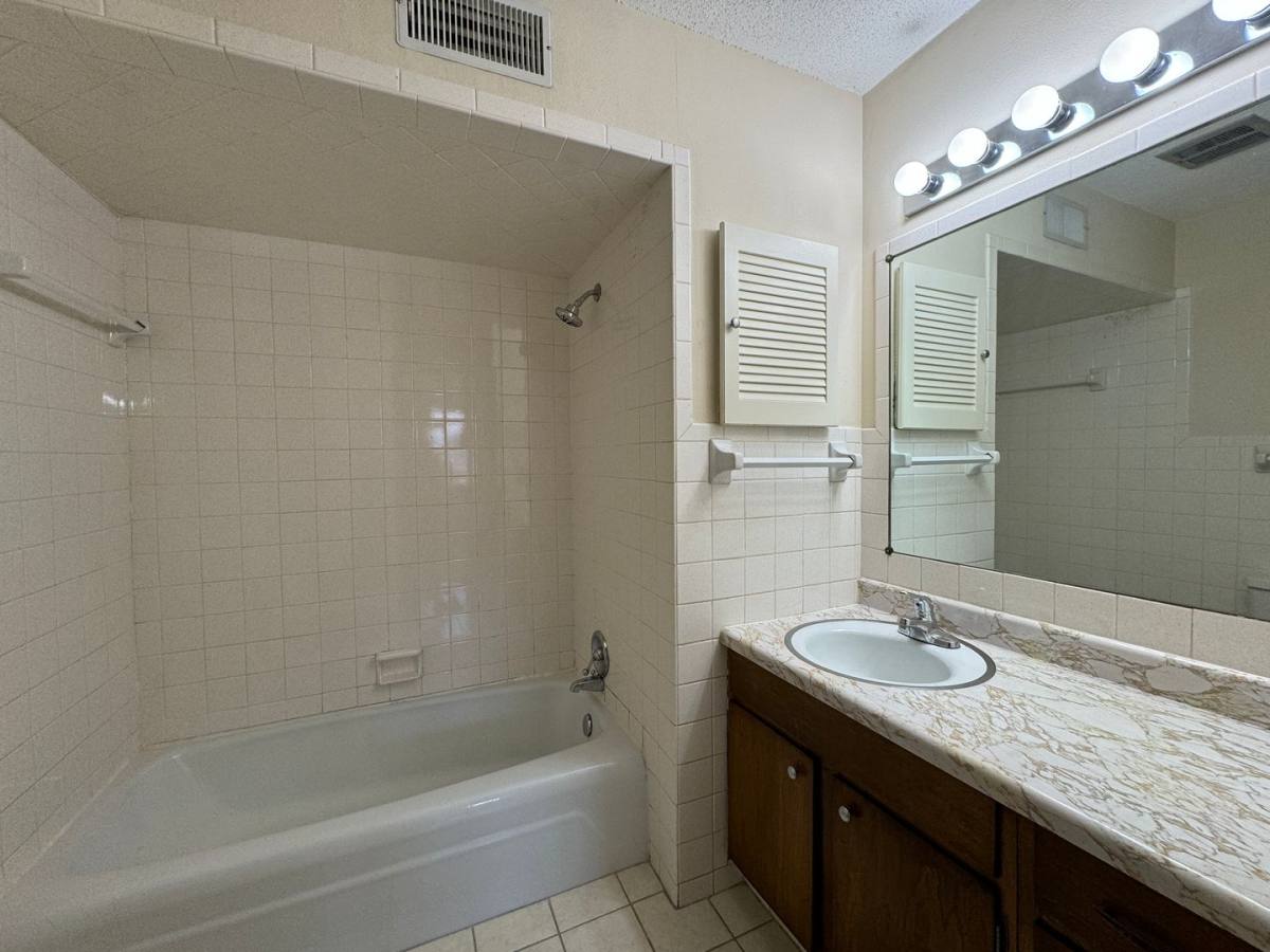Apartment for rent at 316 Mecherle Dr, Bloomington, IL 61701