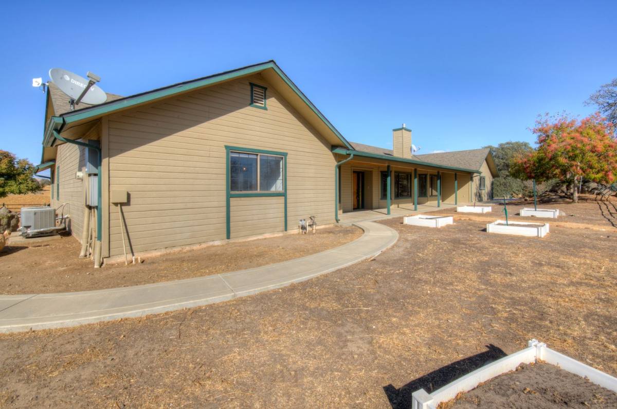 House for rent at 19580 Watts Valley Rd, Sanger, CA 93657