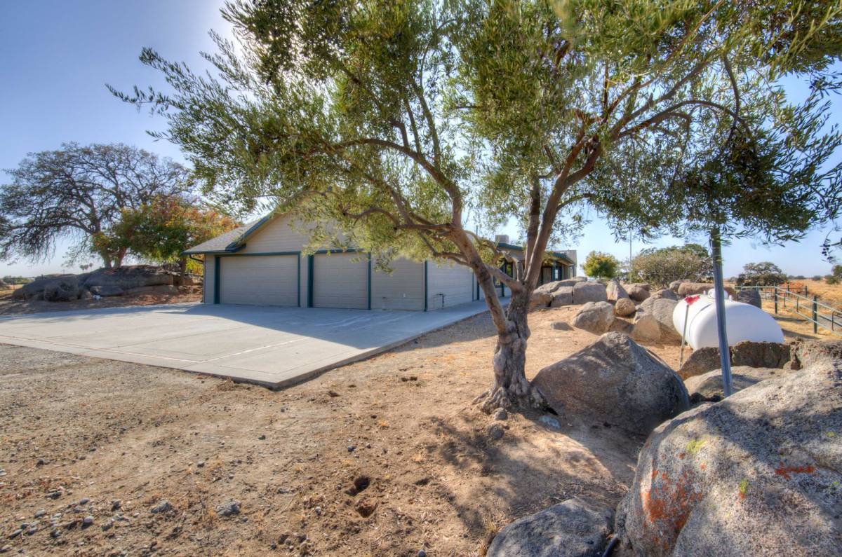 House for rent at 19580 Watts Valley Rd, Sanger, CA 93657