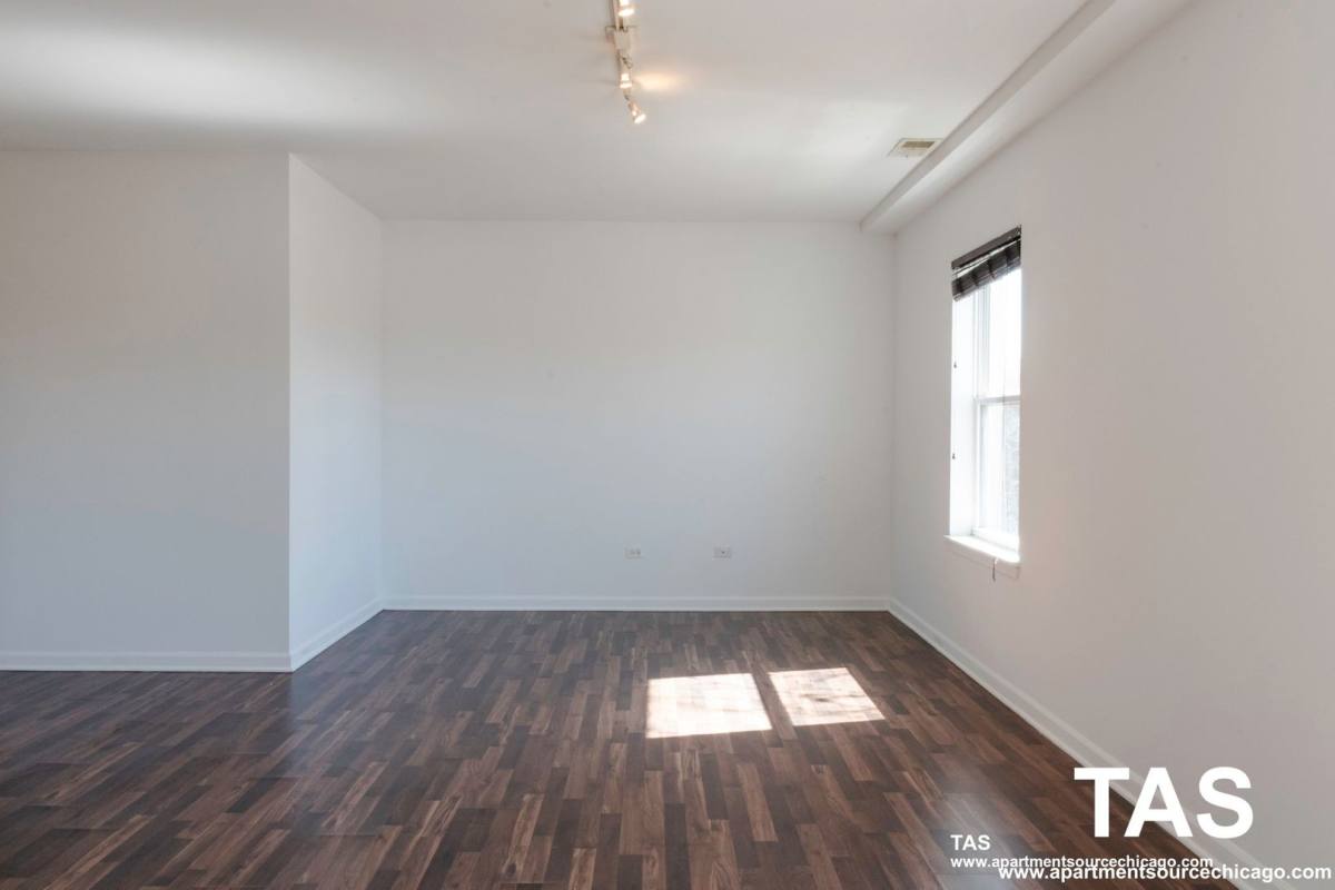 Apartment for rent at 1544 W Glenlake Ave, Chicago, IL 60660