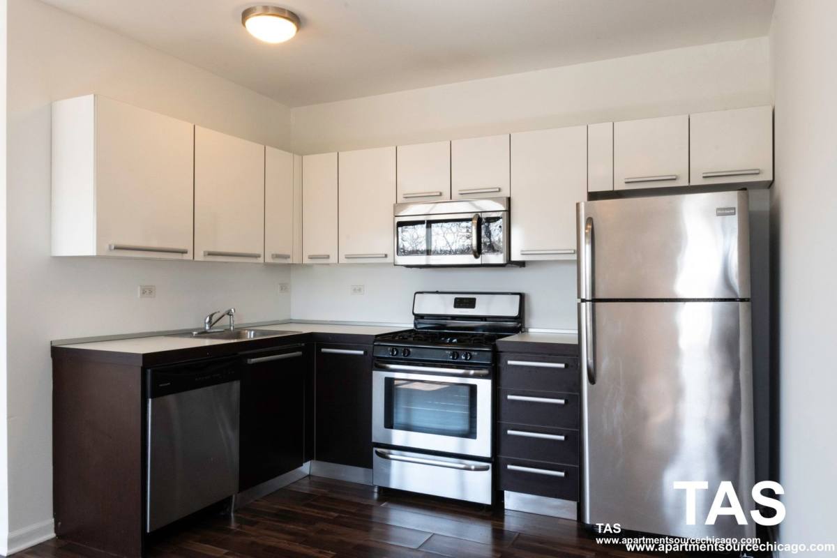 Apartment for rent at 1544 W Glenlake Ave, Chicago, IL 60660