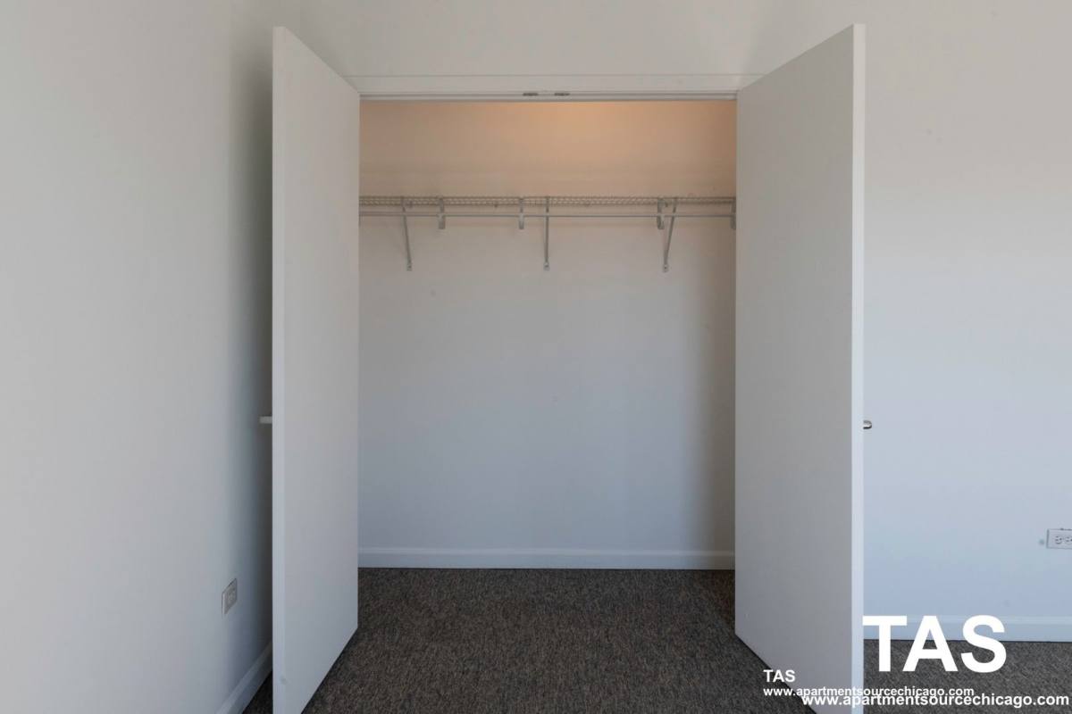 Apartment for rent at 1544 W Glenlake Ave, Chicago, IL 60660
