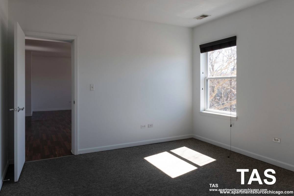 Apartment for rent at 1544 W Glenlake Ave, Chicago, IL 60660
