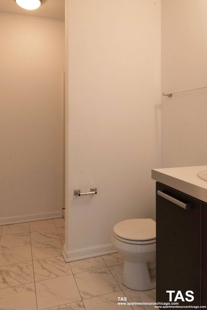 Apartment for rent at 1544 W Glenlake Ave, Chicago, IL 60660