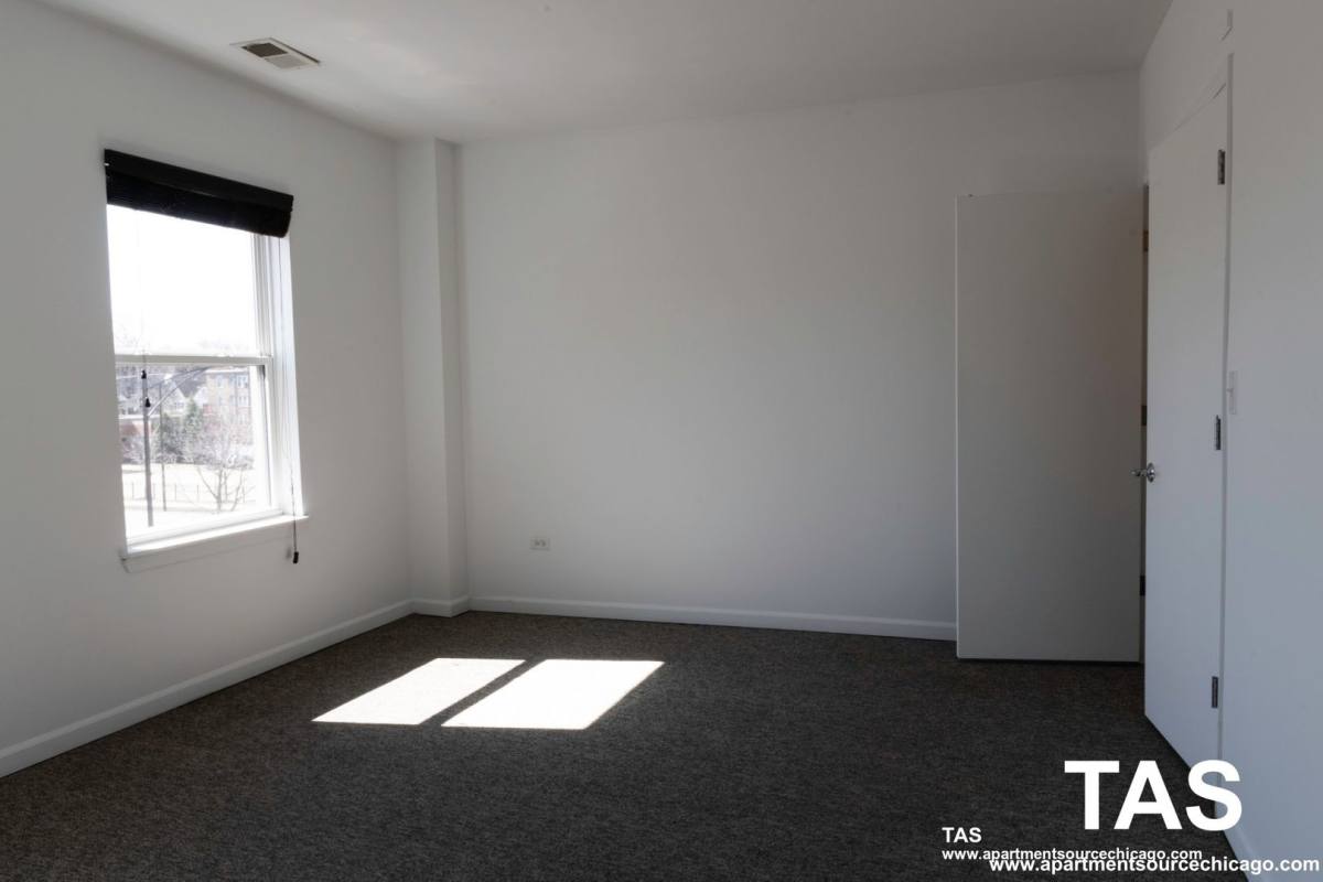 Apartment for rent at 1544 W Glenlake Ave, Chicago, IL 60660