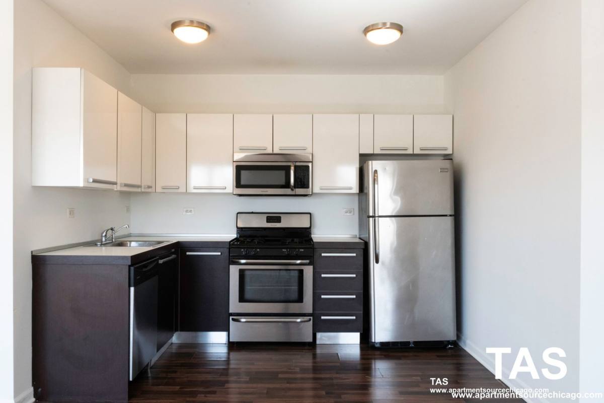 Apartment for rent at 1544 W Glenlake Ave, Chicago, IL 60660