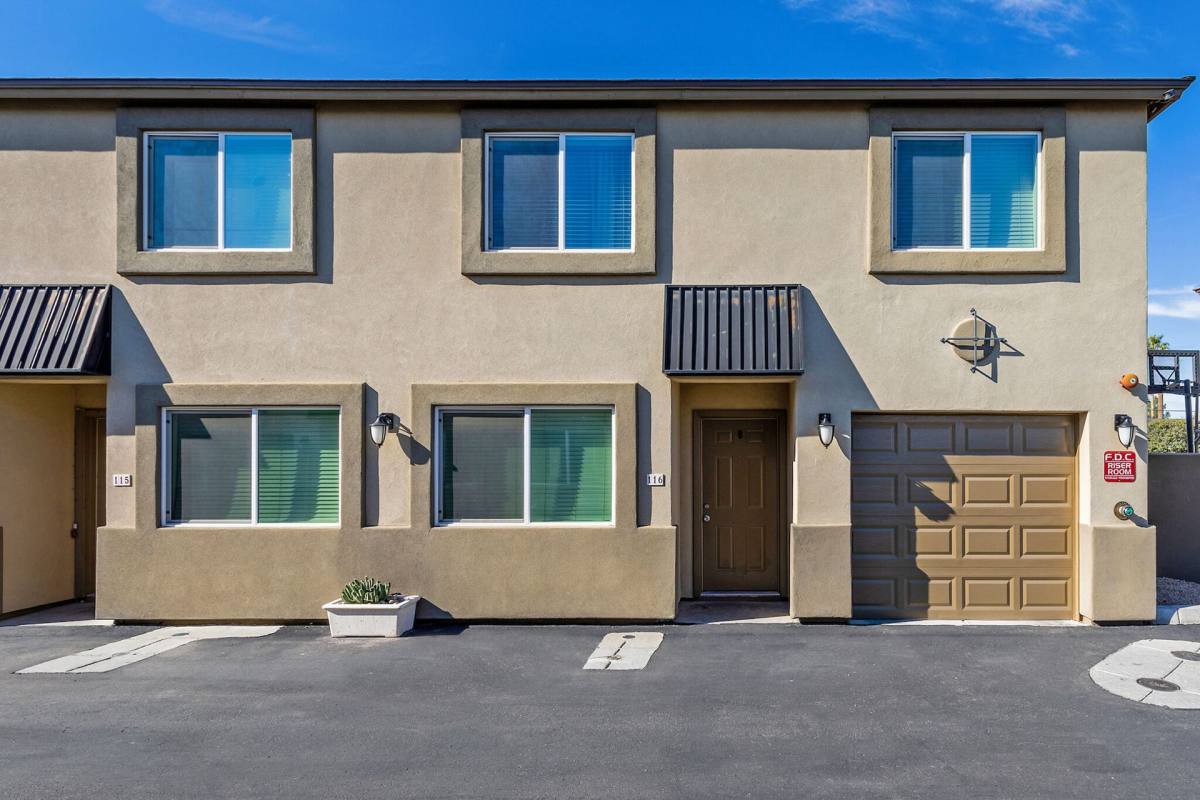 Townhouse for rent at 2047 W Hayward Ave, Phoenix, AZ 85021