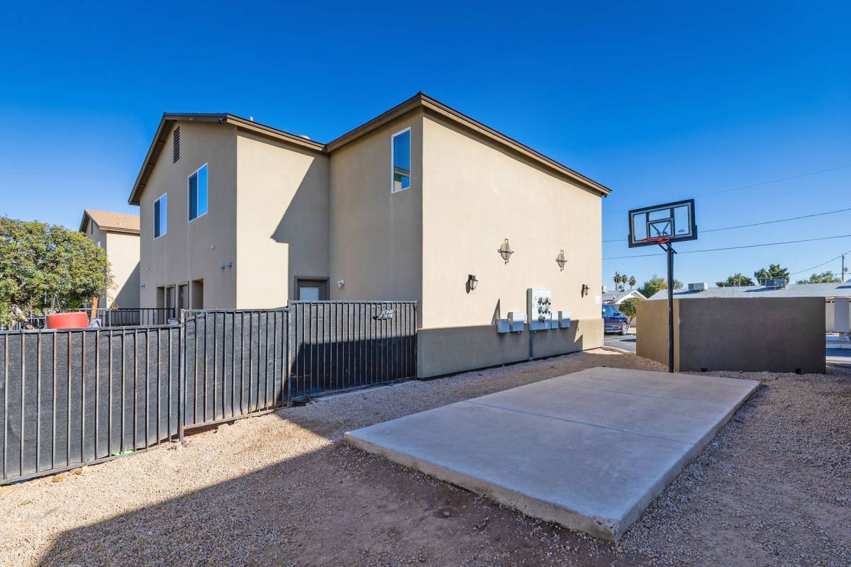 Townhouse for rent at 2047 W Hayward Ave, Phoenix, AZ 85021