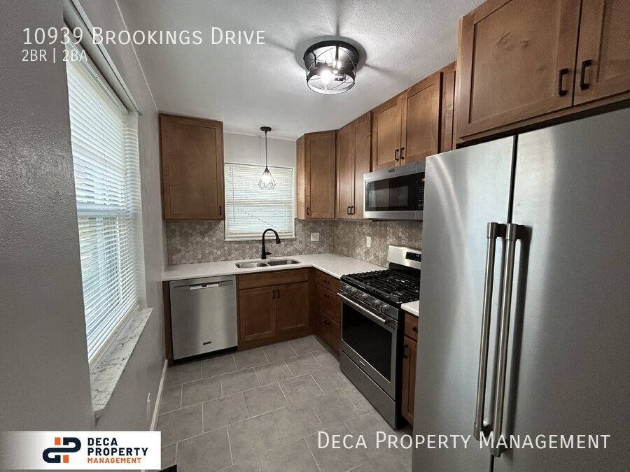 Apartment for rent at 10939 Brookings Dr, Saint Louis, MO 63123