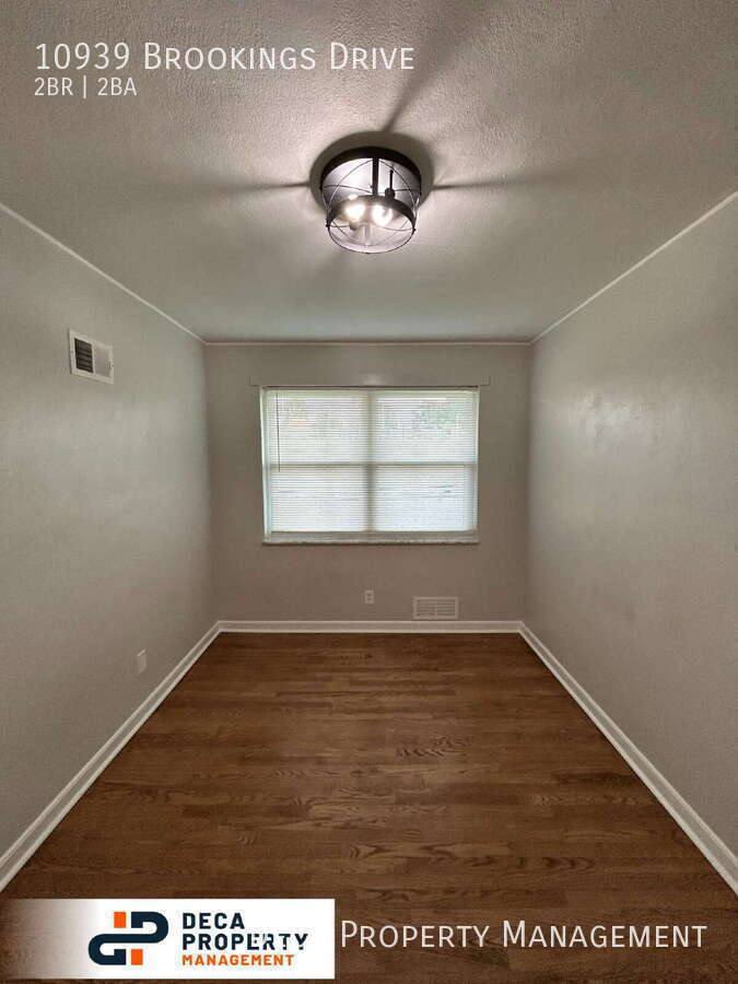 Apartment for rent at 10939 Brookings Dr, Saint Louis, MO 63123