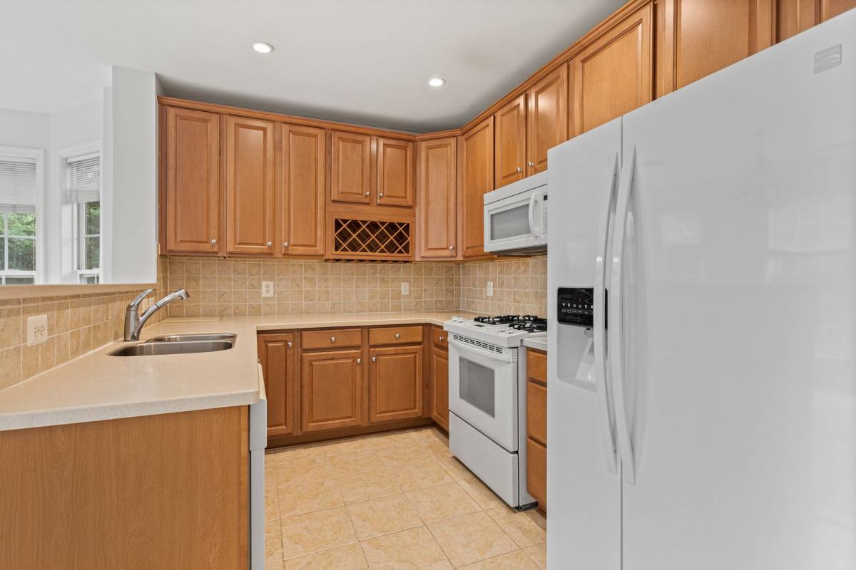 Condo for rent at 1002 Elmcroft Blvd, Rockville, MD 20850