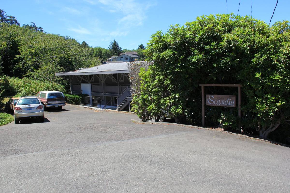 Apartment for rent at 2092-2098 Monroe St, North Bend, OR 97459