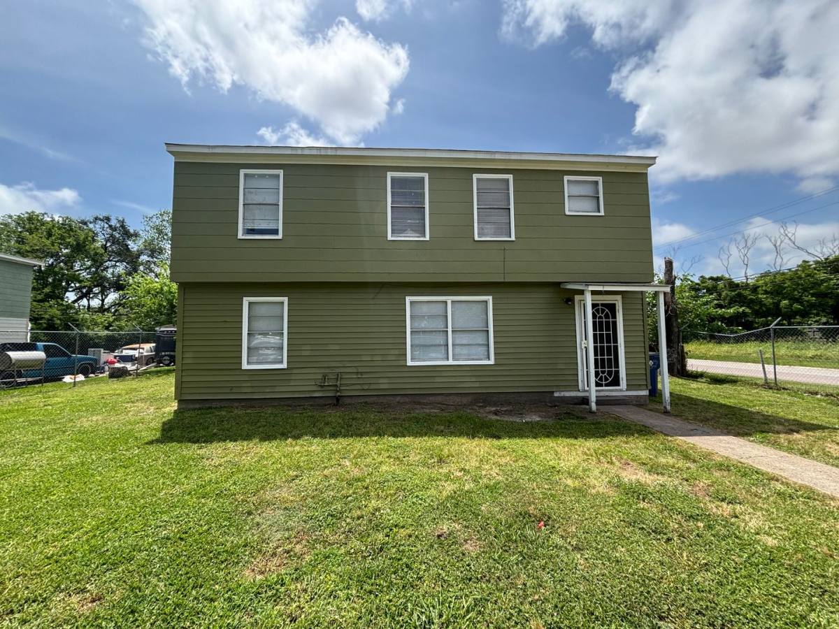 House for rent at 1137 1st Ave N, Texas City, TX 77590