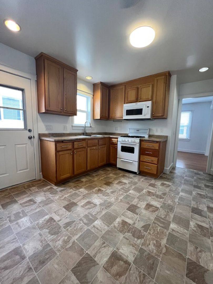 Apartment for rent at 245 - 249 4th Ave, Venice, CA 90291