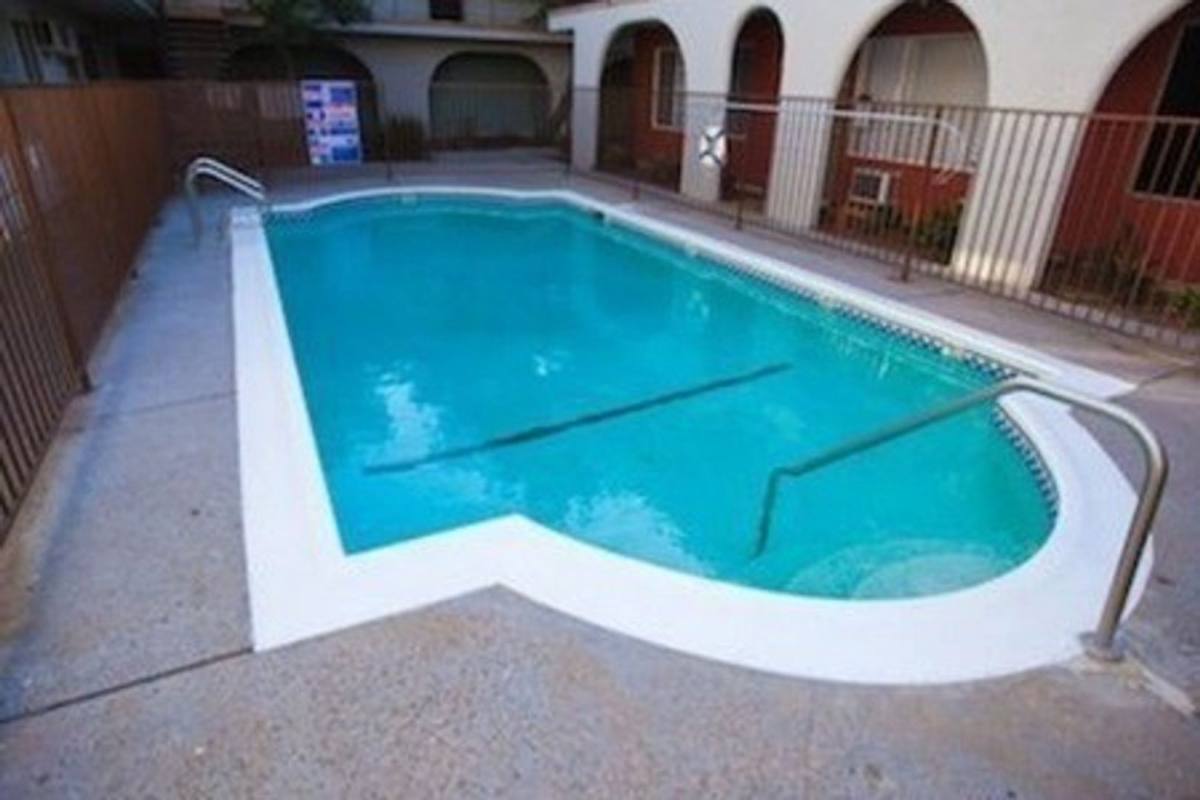 Apartment for rent at 7525 Sepulveda Blvd, Van Nuys, CA 91405