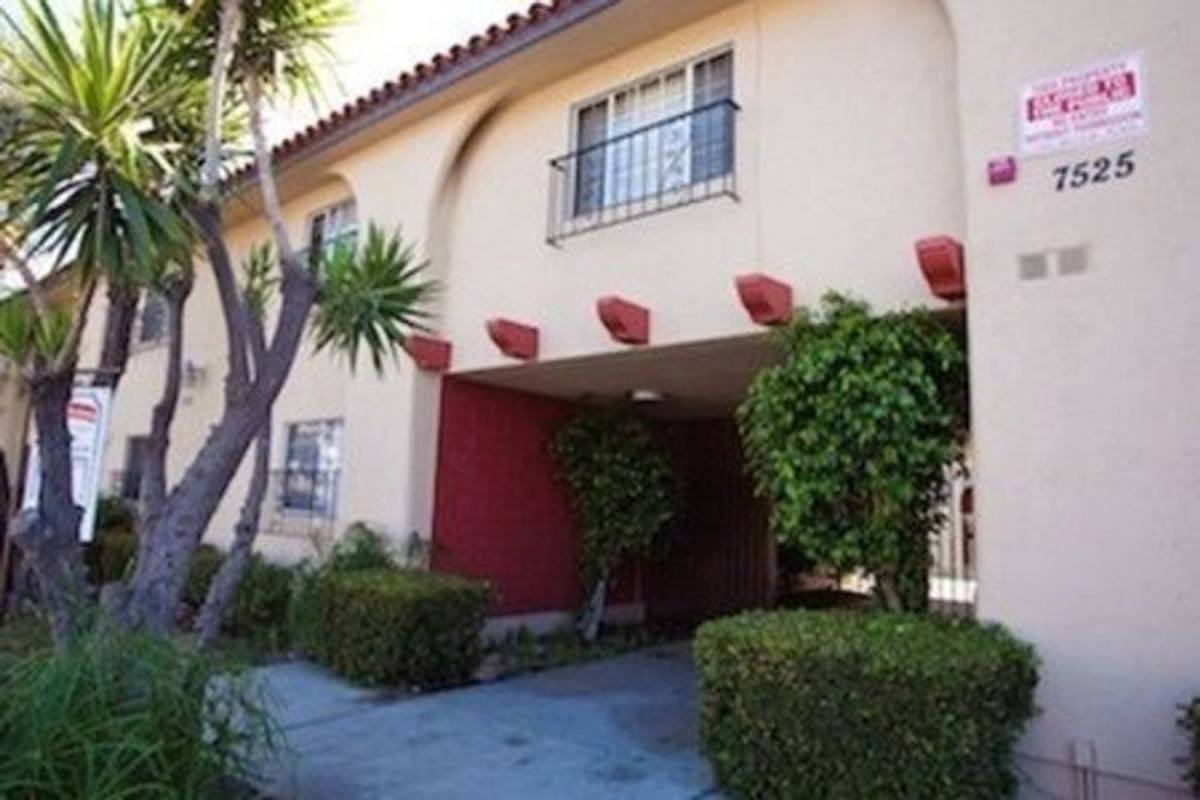 Apartment for rent at 7525 Sepulveda Blvd, Van Nuys, CA 91405