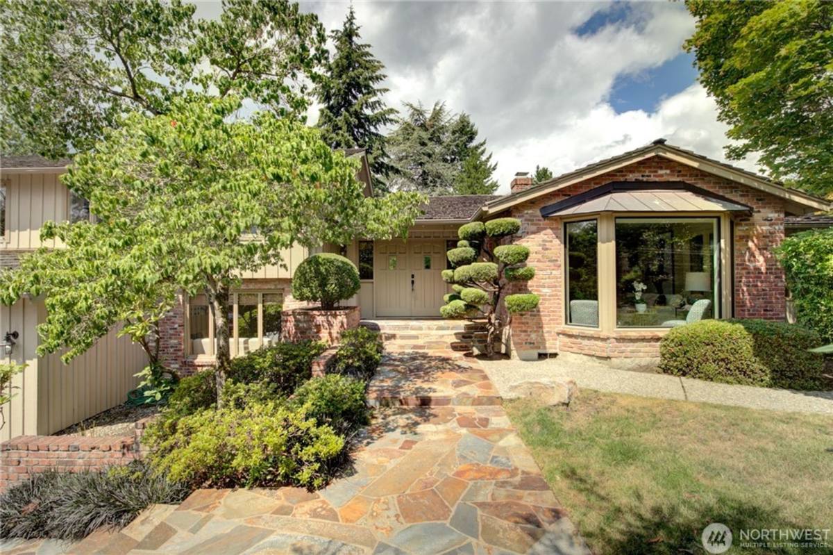 House for rent at 9020 NE 34th St, Bellevue, WA 98004