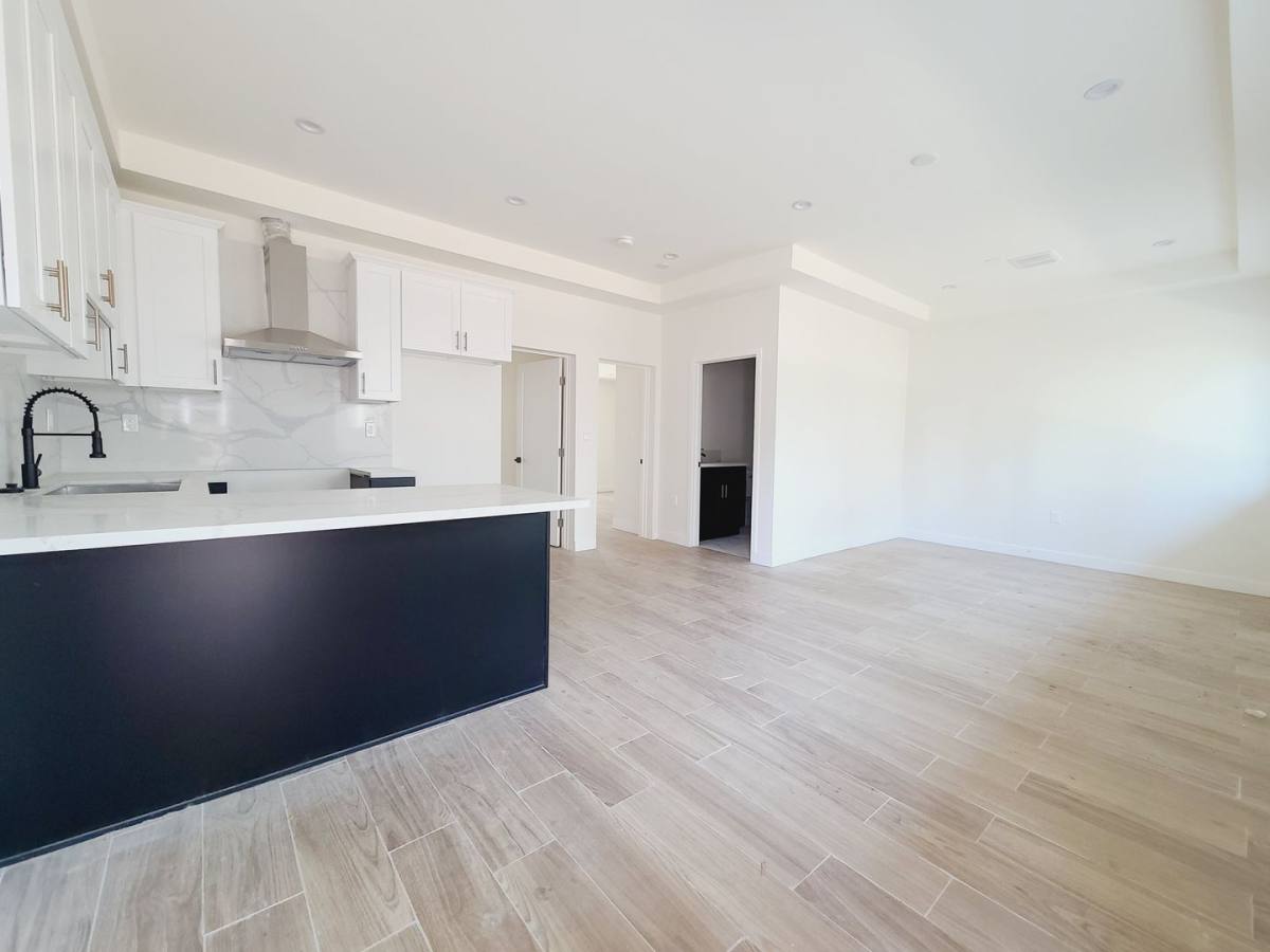Apartment for rent at 1819 S Manhattan Place, Los Angeles, CA 90019