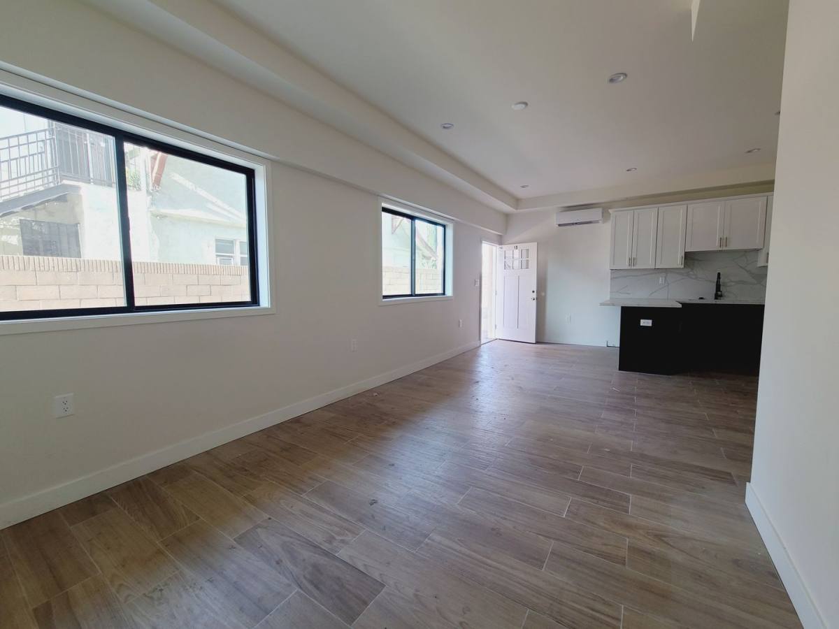 Apartment for rent at 1819 S Manhattan Place, Los Angeles, CA 90019