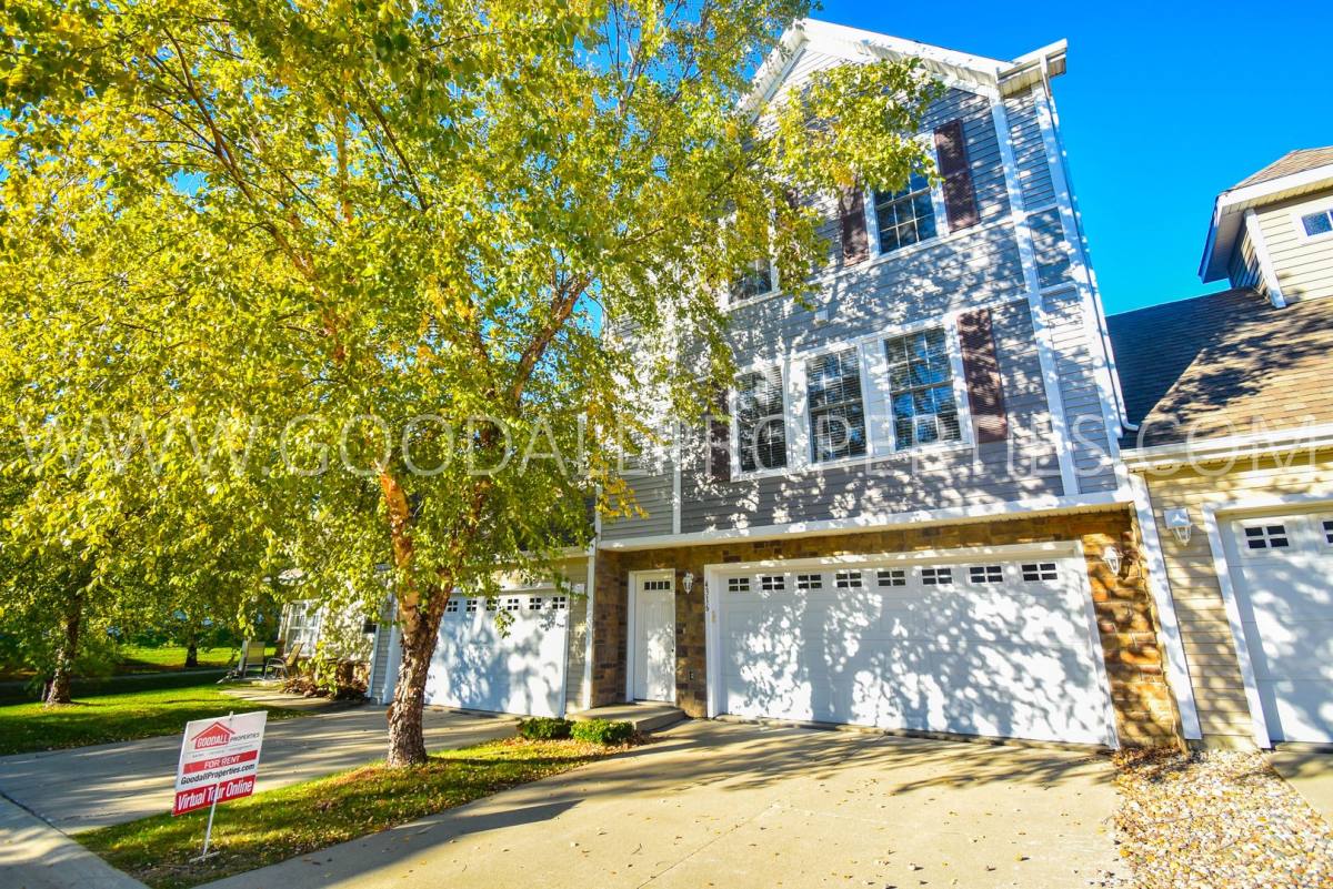 Townhouse for rent at 4316 153rd St, Urbandale, IA 50323