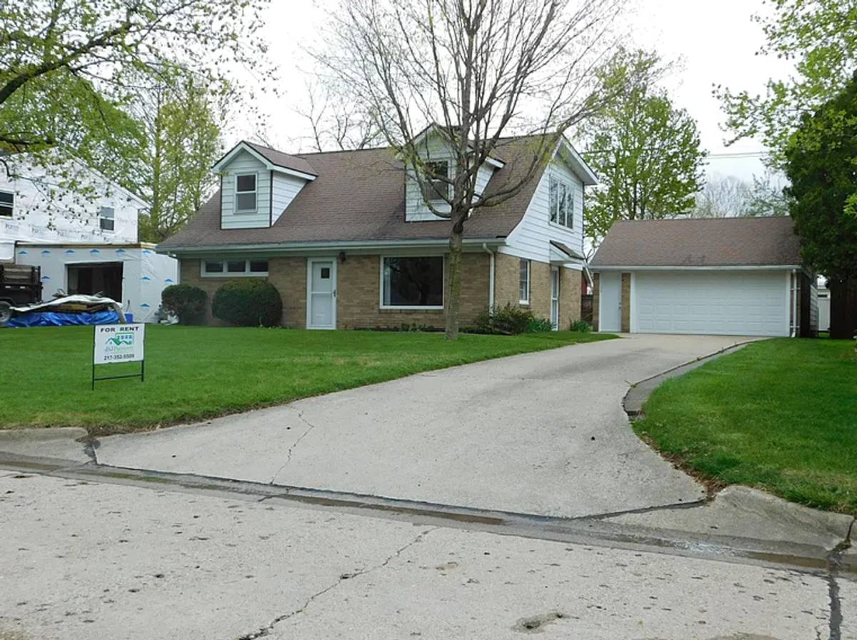 House for rent at 1202 Cambridge Dr, Champaign, IL 61821