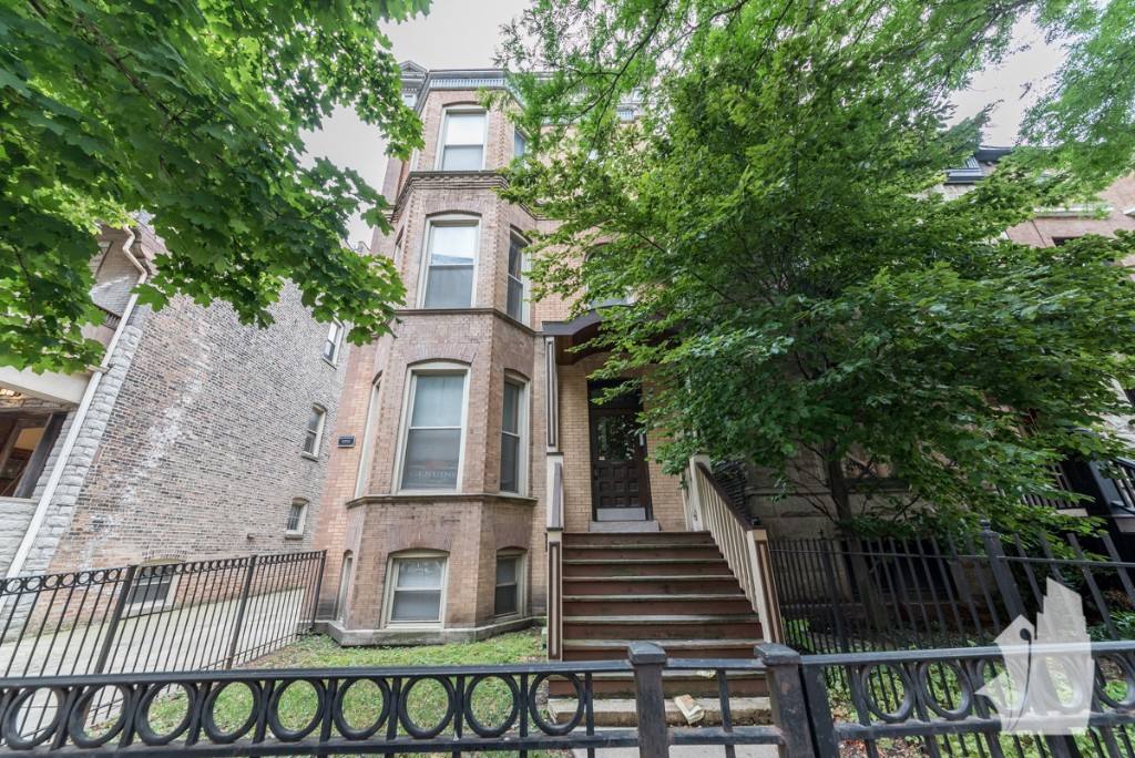 Apartment for rent at 851 W Wellington Ave #1F, Chicago, IL 60657