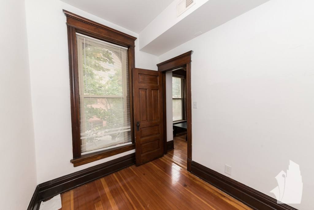 Apartment for rent at 851 W Wellington Ave #1F, Chicago, IL 60657