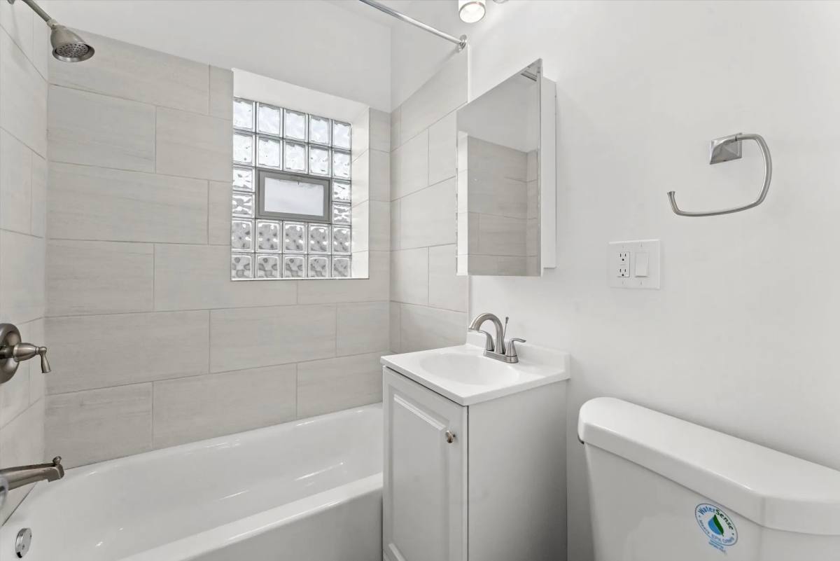 Apartment for rent at 1724-1736 W N Shore Ave #3F, Chicago, IL 60626