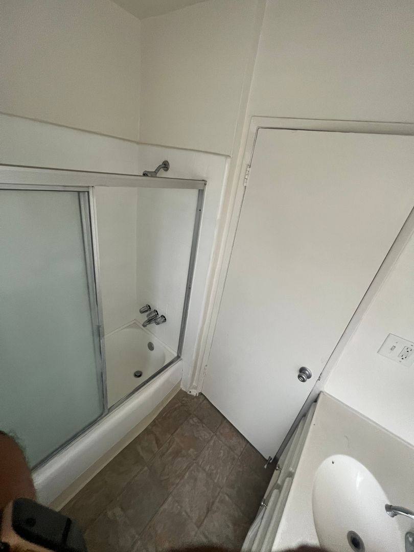 Apartment for rent at 3945 W 8th St, Los Angeles, CA 90005