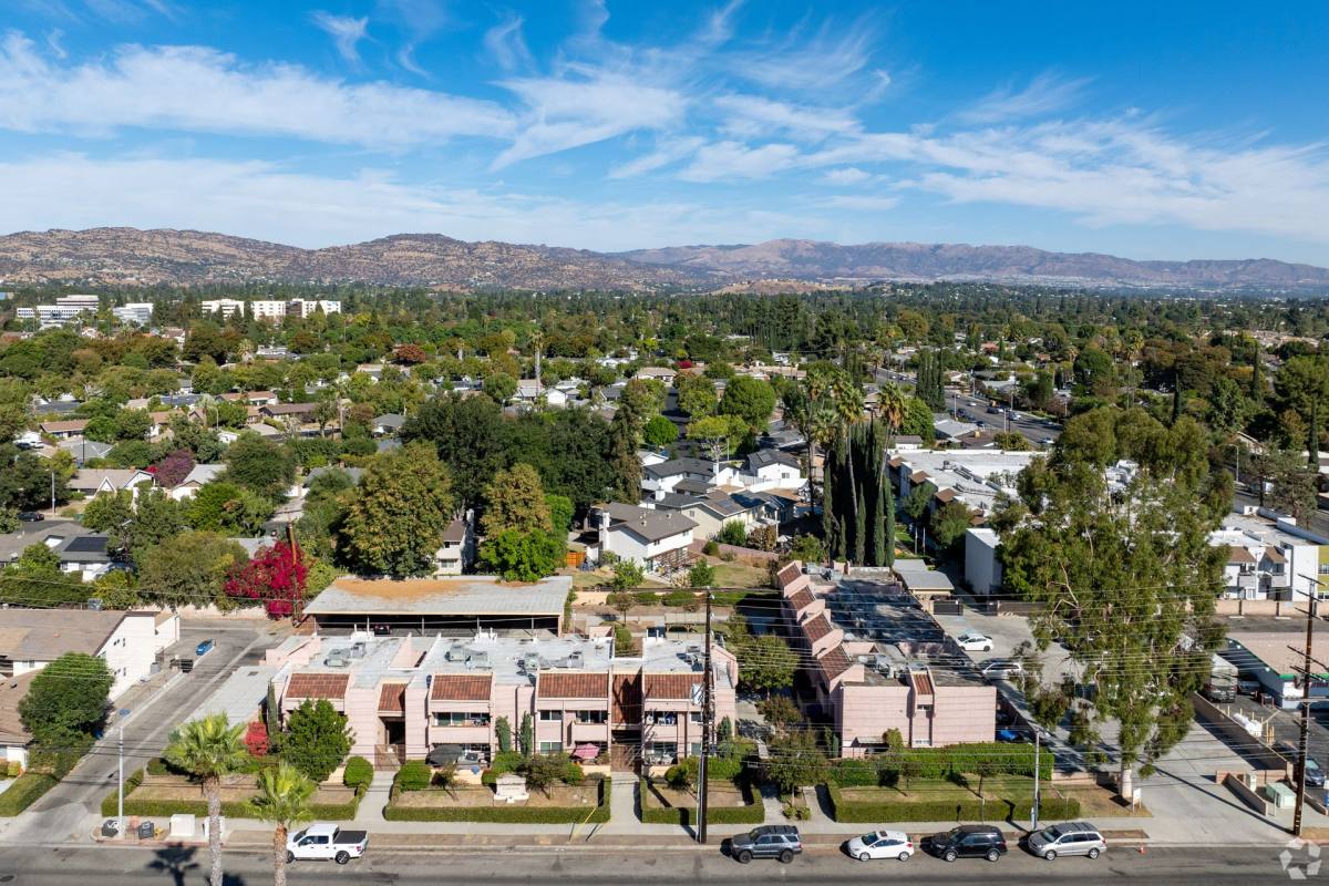 Apartment for rent at 22833 Vanowen St, West Hills, CA 91307