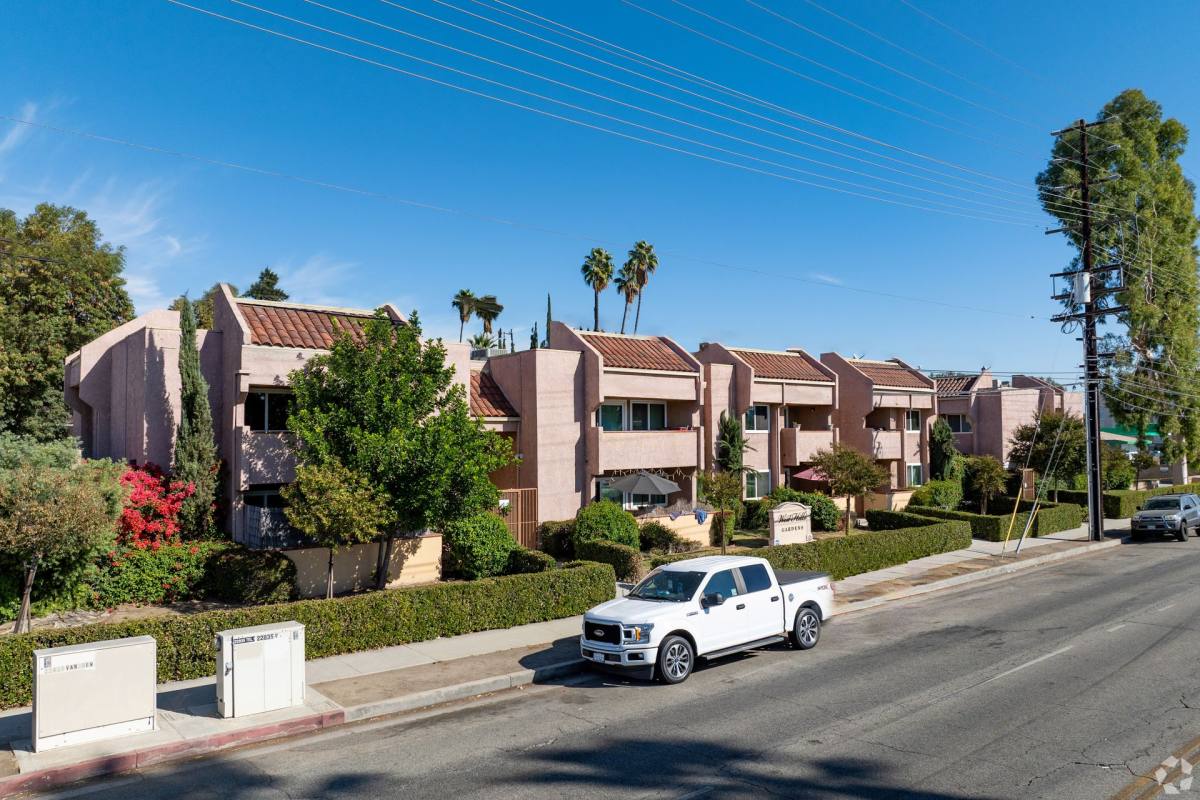 Apartment for rent at 22833 Vanowen St, West Hills, CA 91307